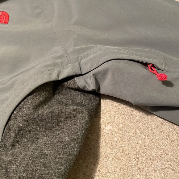 North Face Women’s Thermoball 3-in-1 Parka. Size Medium. Green/Pink - Picture 4 of 10